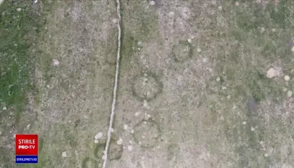 Cercuri misterioase în iarbă, descoperite în Neamț. Localnicii susțin că au văzut OZN-uri