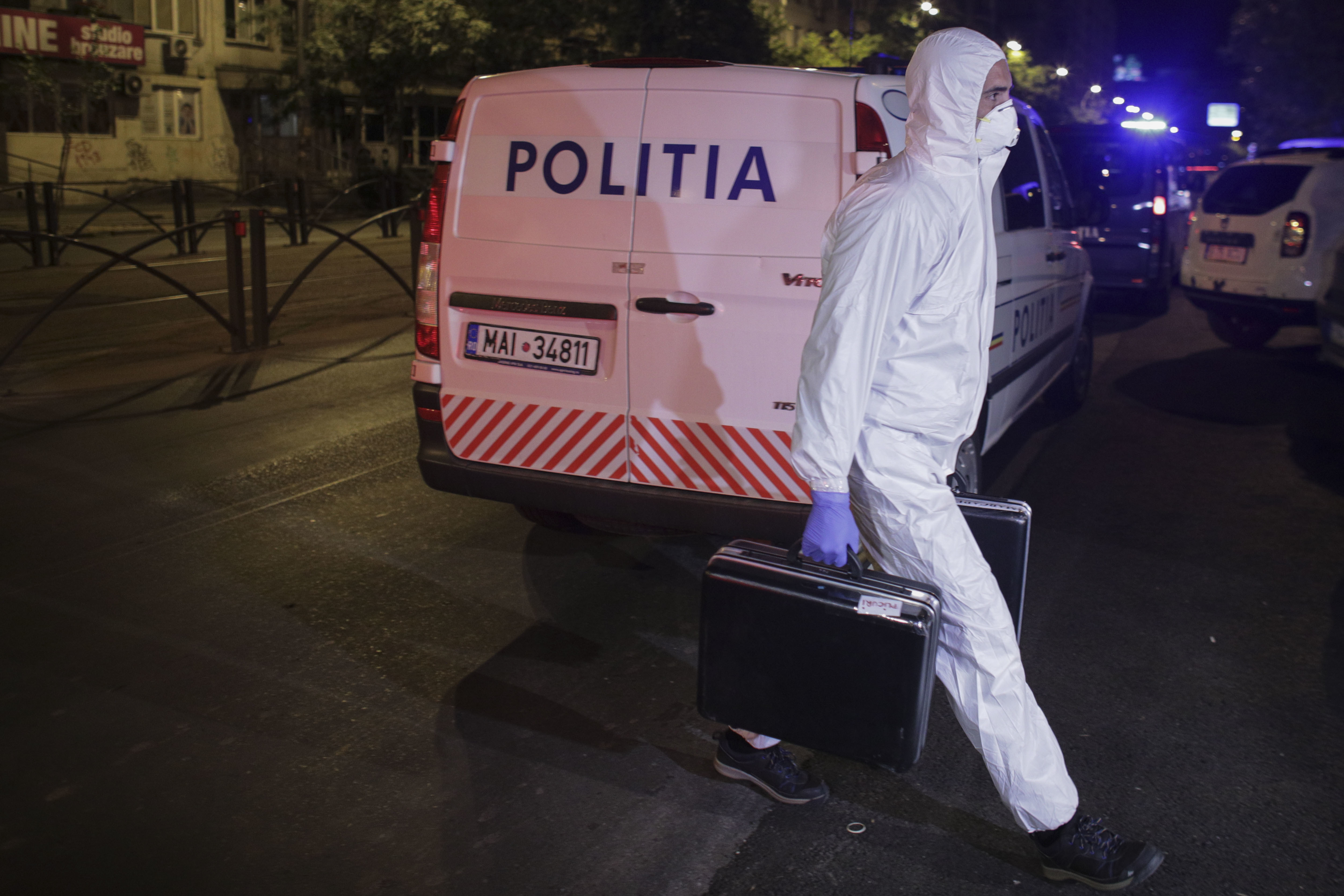 O adolescentă din Neamț a fost găsită moartă în cadă. Tatăl ei tocmai se întorsese de la muncă din Italia