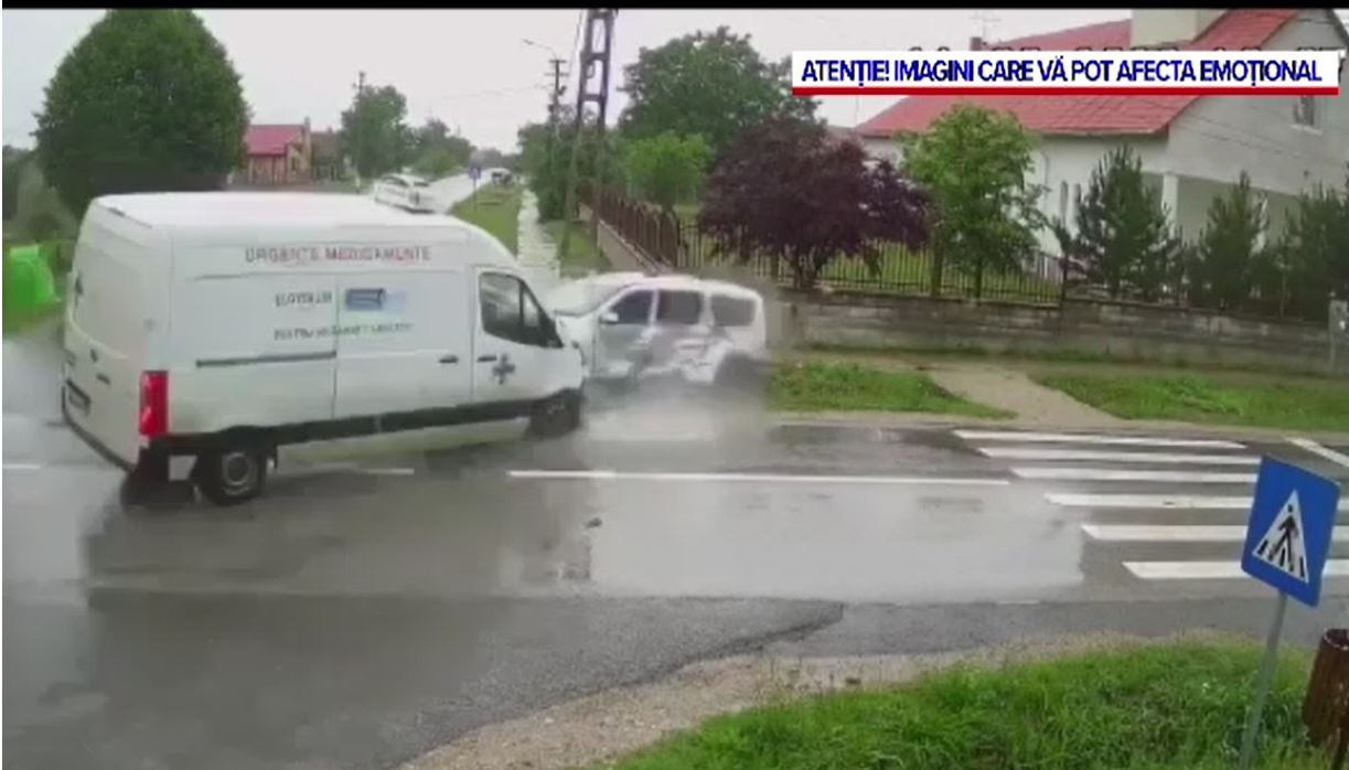 VIDEO. Accident grav în Timiș. Momentul în care o autoutilitară lovește în plin o mașină