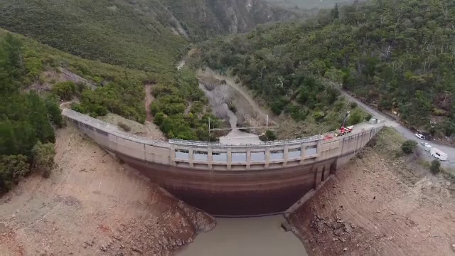Imagini spectaculoase din Australia. Cum arată cel mai mare lac de acumulare golit. VIDEO