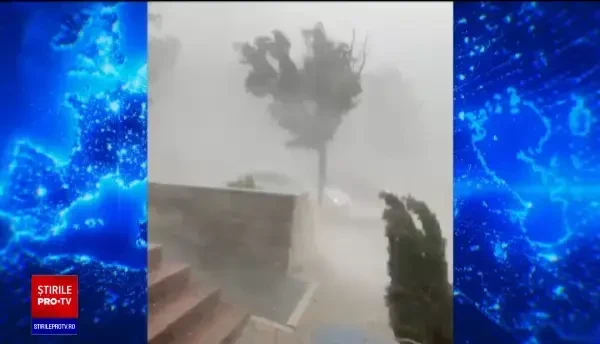 Fenomene extreme în România. Copaci doborâți, mașini distruse, orașe acoperite de grindină. ”Ăsta e uragan”