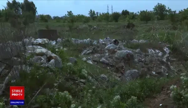 Un nou fenomen dăunător amenință România. Ce se întâmplă cu hainele aruncate la gunoi