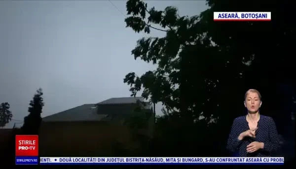 Furtuni și ploi torențiale, în mai multe regiuni din țară. Străzi acoperite de ape și arbori doborâți