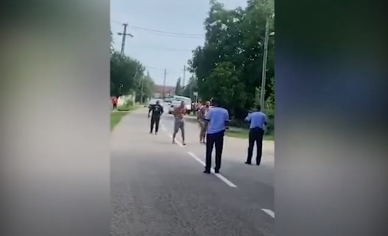 Scandal între polițiști și mai mulți bărbați, într-o comună din Gorj, după ce unul a fost încătușat