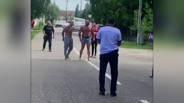 Scandal într-o comună din Gorj. Doi polițiști, victimele unui grup de bărbați extrem de violenți