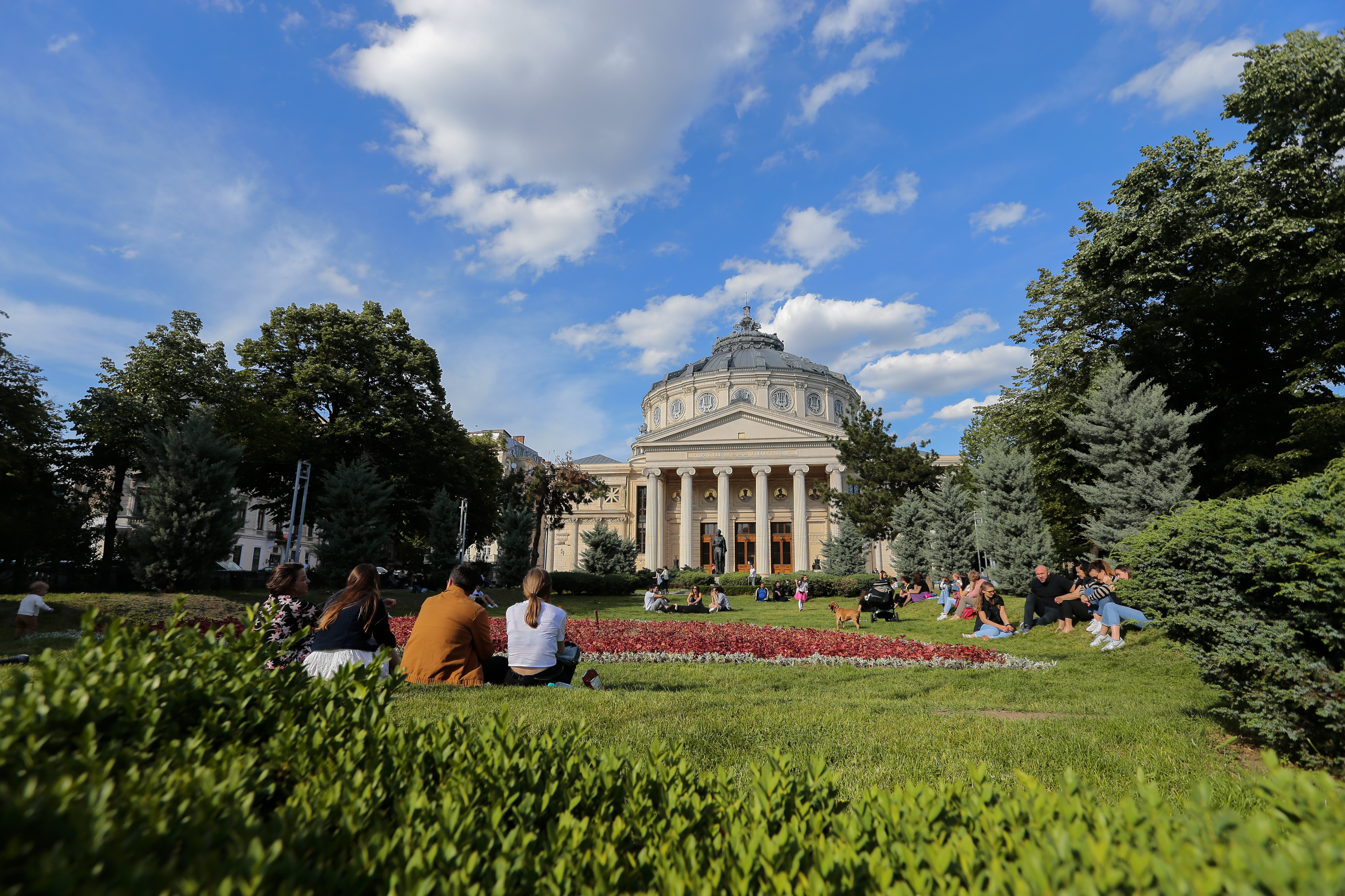 Noile măsuri care intră azi în vigoare. Cel mult 6 persoane se pot aduna pentru activități în aer liber