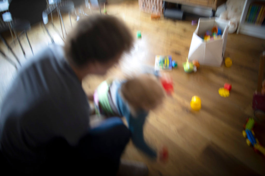 Cruzime monstruoasă. Un bărbat și-a mușcat și a încercat să-și omoare propriul bebeluș