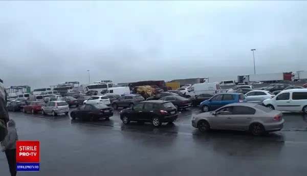 Reacția românilor care au așteptat ore în șir să intre în țară: "Pentru un km stai 10 ore"