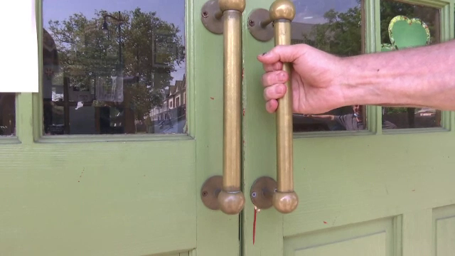 Soluții de reamenajare a barurilor și restaurantelor, pentru asigurarea distanțării sociale. Ideile unui patron din New York