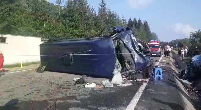 Doi morţi şi 16 răniţi după ce un microbuz şi un autoturism s-au ciocnit în Vrancea