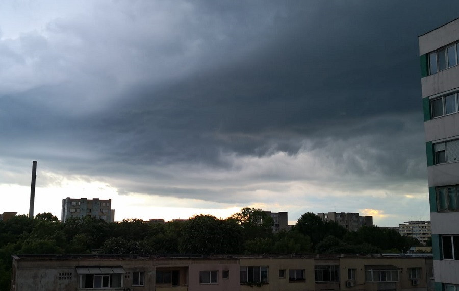Cod galben de vreme severă. Ploi torențiale, grindină și rafale de vânt în jumătate de țară, până joi seară