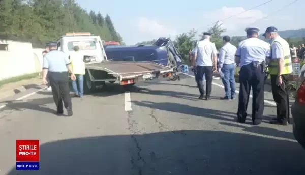 Doi morţi şi 11 răniţi după ce un microbuz şi un autoturism s-au ciocnit în Vrancea