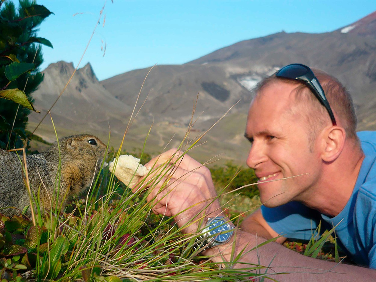 Un pescar a fost omorât și îngropat de un urs brun în Orientul Îndepărtat Rus