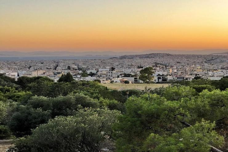 Albena pare parasită în lipsa turiștilor, iar în Atena se poate mânca doar la terase