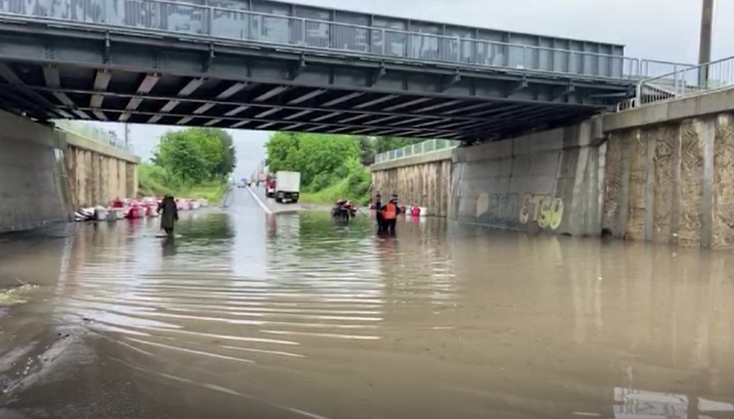 Ploile torențiale au provocat inundații în București şi Ilfov. Străzile, transformate în râuri