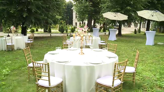 În loc de restaurante, românii vor face nunţile la cort, în grădini sau pe plaje