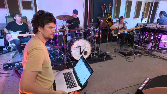 Supriza pregătită de Vama pentru absolvenții care nu vor avea banchet de final. ”Absolvirus Party!”