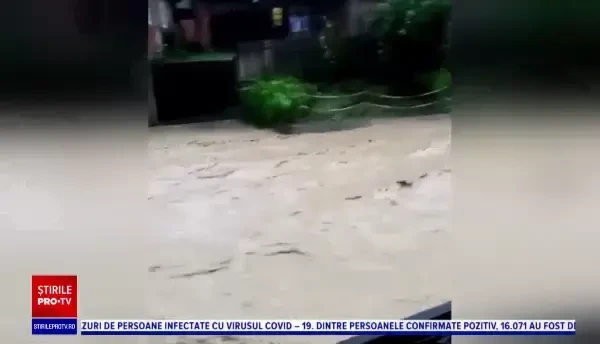 România, devastată de inundații. Apele au distrus casele și mașinile oamenilor