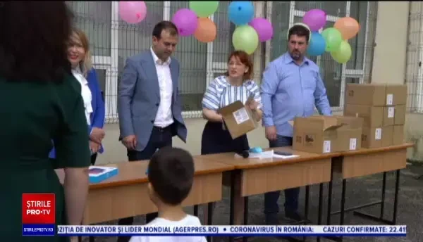 Dâmbovița: În loc să organizeze ziua comunei primarul a cumpărat sute de tablete pentru elevi