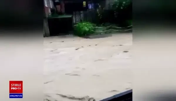 România, devastată de inundații. Apele au distrus casele și mașinile oamenilor