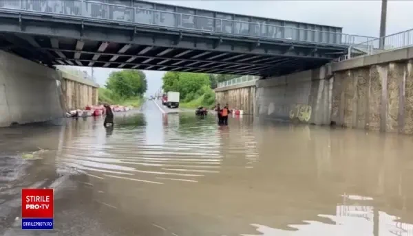 Ploile torențiale au provocat inundații în București şi Ilfov. Străzile, transformate în râuri