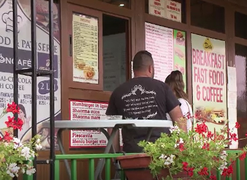 S-a dus să-și ia mâncare de la fast-food și s-a trezit luat la bătaie. Imaginile surprinse de camere