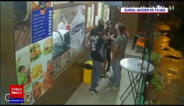 S-a dus să-și ia mâncare de la fast-food și s-a trezit luat la bătaie. Imaginile surprinse de camere