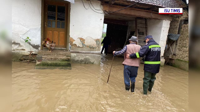 Inundații în mai multe județe și sute de gospodării izolate. Viiturile au făcut prăpăd