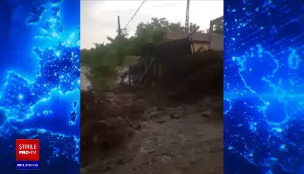 Inundații în mai multe județe și sute de gospodării izolate. Viiturile au făcut prăpăd