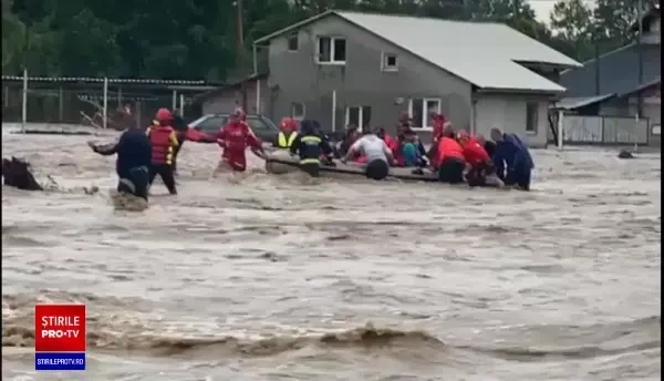 Cele mai grave inundații din ultimii 200 de ani. Multe familii şi-au salvat doar câinele