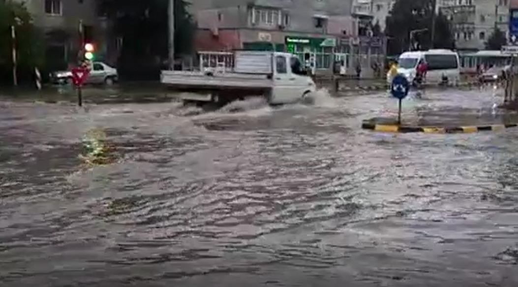 Urmările vijeliilor care au luat cu asalt România. O casă, inundată din cauza unui scaun de mașină