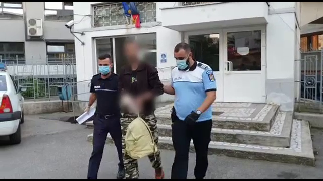 O femeie din Piteşti s-a întâlnit când intra în casă cu hoţul care tocmai o jefuise. Ce a urmat