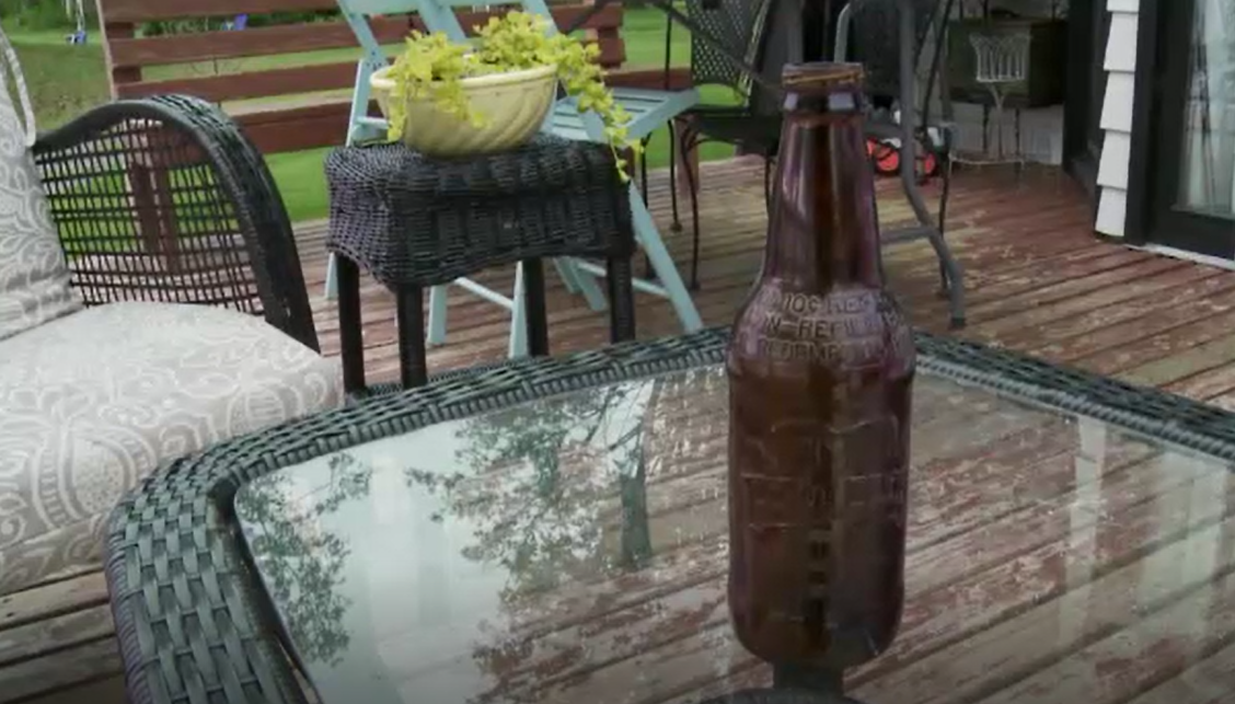 O sticlă cu un mesaj misterios, scris în urmă cu 13 ani, găsită de o familie la pescuit