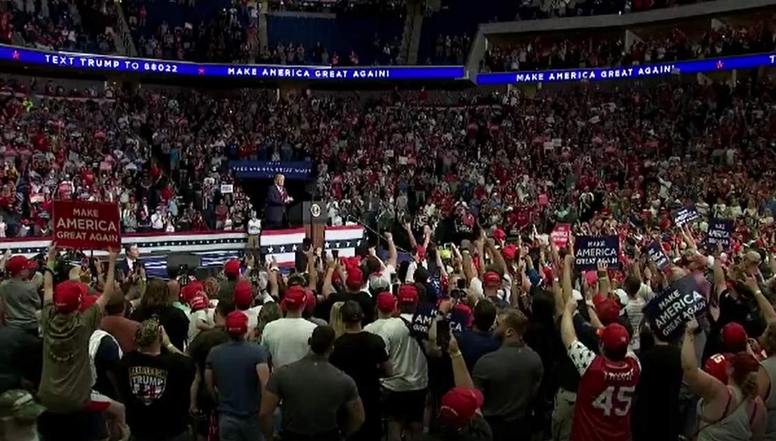 Miting electoral al lui Trump, în Tulsa. Distanțare socială inexistentă, măști opționale