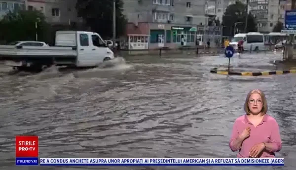 Urmările vijeliilor care au luat cu asalt România. O casă, inundată din cauza unui scaun de mașină