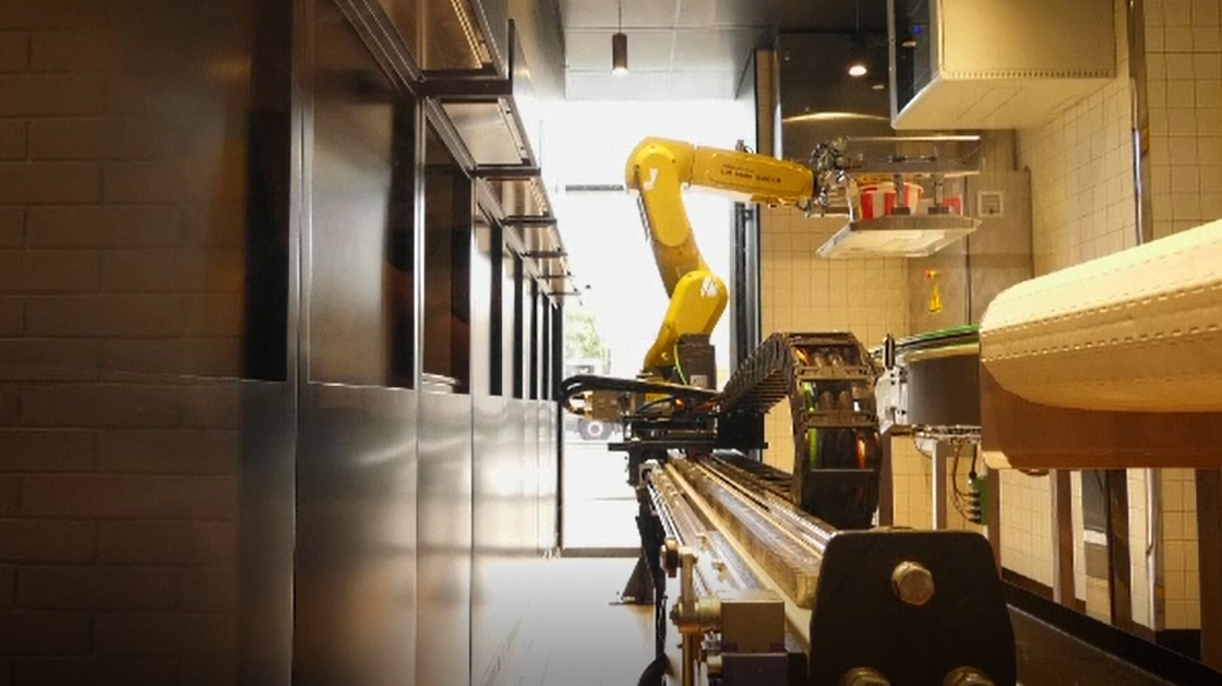 Primul fast-food în care servirea se face cu ajutorul roboților. Clienții nu mai intră în contact cu nimeni