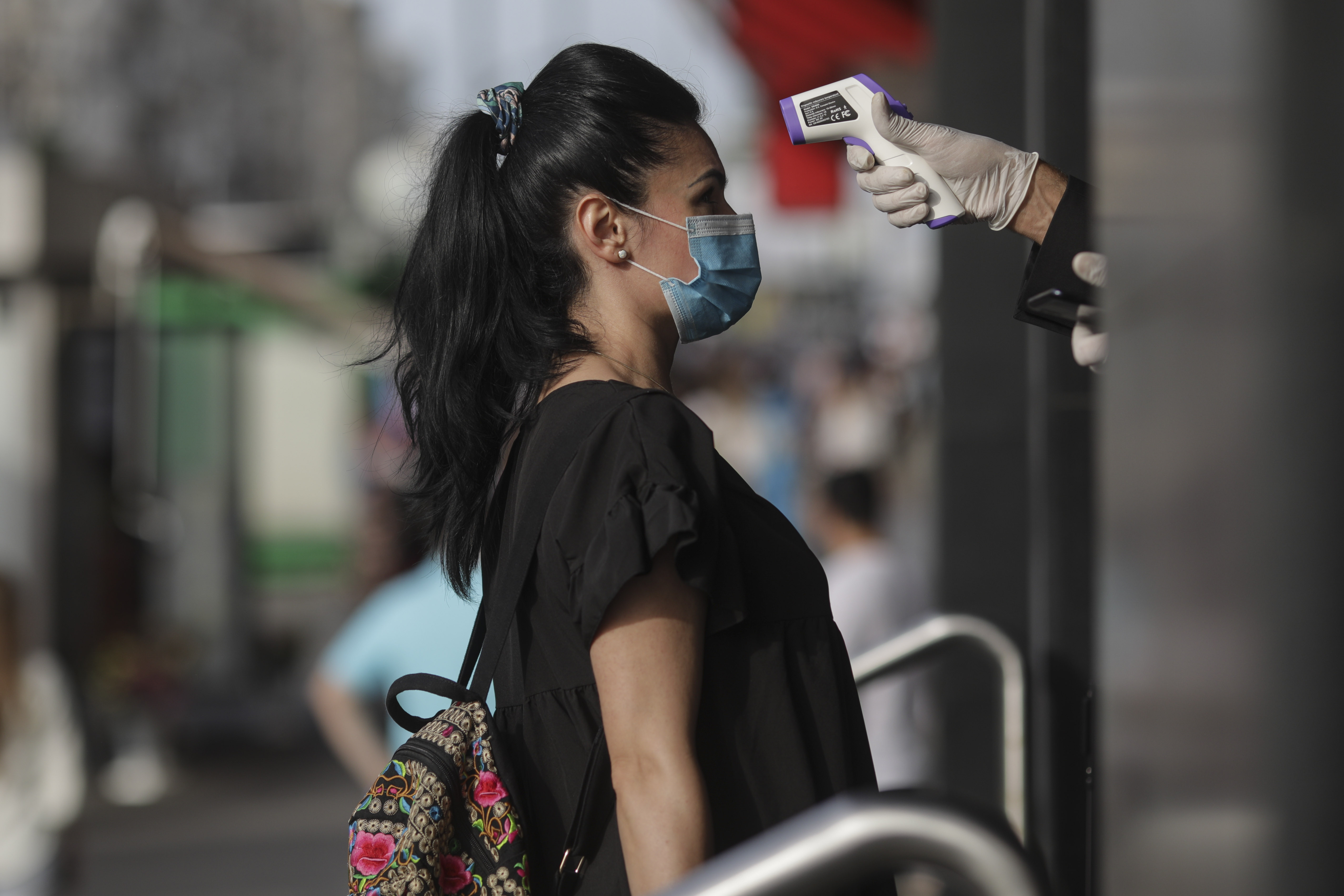 Autoritățile vor să introducă noi restricții. Ministrul Sănătății: ”Suntem într-o transmitere comunitară accentuată”