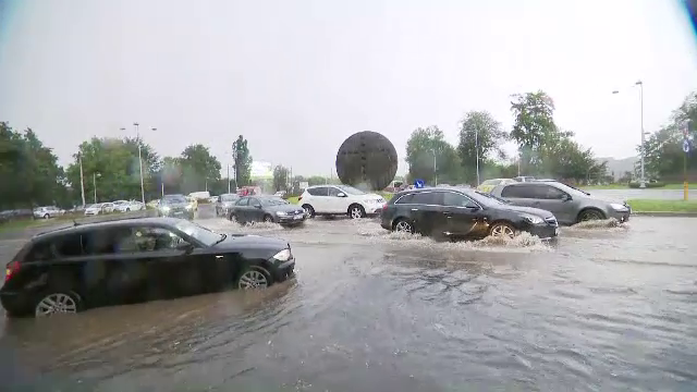 Cod galben de averse și atenţionare de vânt puternic în mai multe judeţe