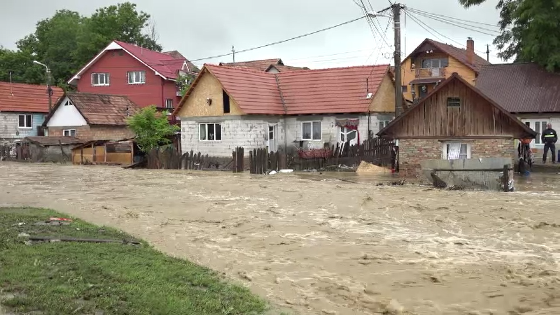 Mai bine de jumătate de țară se află sub teroarea apelor