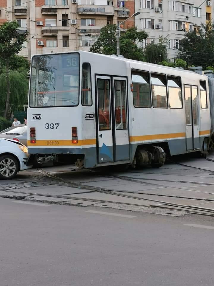 Un tramvai a deraiat pe Bulevardul Chișinău din Capitală, două autoturisme au fost avariate