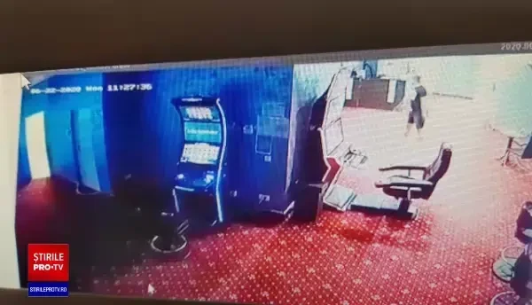 Au apărut primele imagini de la jaful comis la o agenție de pariuri din Constanța. Cu câți bani a fugit hoțul