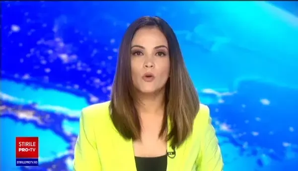 VIDEO. Momentul în care un bunic cu 2 copii sunt călcați de un șofer grăbit să prindă bariera