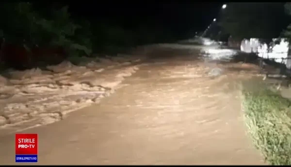 Bătrână din Vaslui, luată de viitură direct de pe câmp. Unde a fost găsită fără suflare