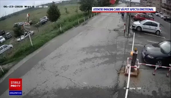 Momentul în care un bunic și doi copii sunt călcați de un șofer grăbit să prindă bariera