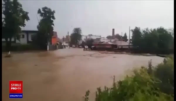 Mai bine de jumătate de țară se află sub teroarea apelor