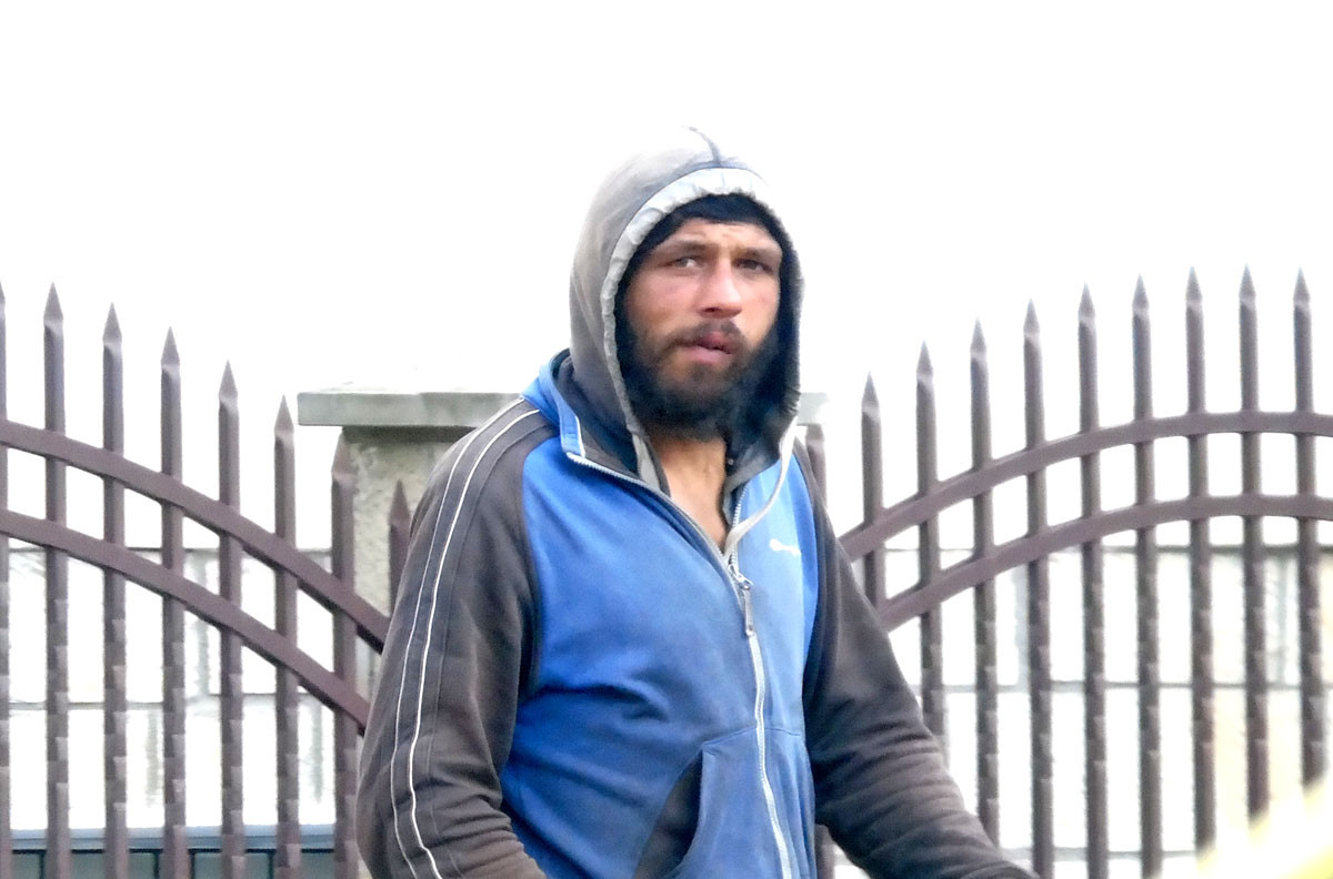 Bărbatul care terorizează femeile din Piatra Neamț, luat la bătaie în timp ce era filmat cu camera ascunsă de un jurnalist