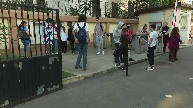 Emoții mari la BAC 2020. Care elevi au ieșit fericiți de la examen: ”Suntem OK”