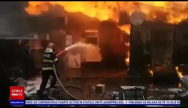 Casă mistuită de flăcări în Bacău. Copiii au scăpat, părinții au șanse minime de supraviețuire. ”Spunea că moare, moare”