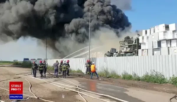 Incendiu la un depozit de materiale reciclabile. Populaţia, avertizată prin RO-ALERT