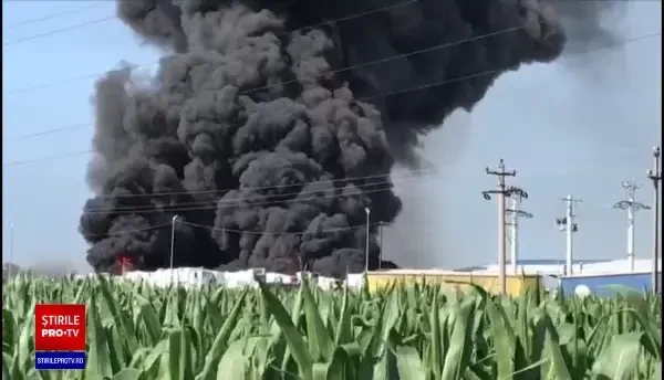 Incendiu la cea mai mare platformă de reciclare din Europa. Populaţia, avertizată prin RO-ALERT